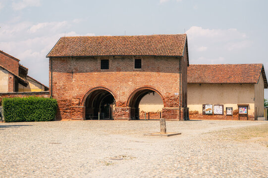Grange m&eacute;di&eacute;vale en brique de l'abbaye de Staffarda, Pi&eacute;mont