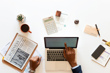 Obraz premium Professional workspace with business essentials