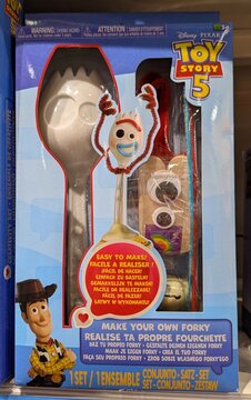 Caja de manualidades con Forky de la pel&iacute;cula Toy Story 5, en estante de jugueter&iacute;a Toy Planet de Madrid, Espa&ntilde;a, 6 de junio de 2026