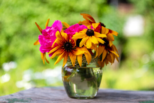 Beautiful bouquet with yellow margaritas and red roses  on green background	