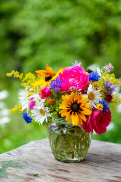Beautiful bouquet with summer wild flowers and margaritas on green background	