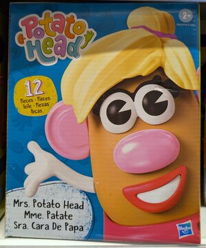Caja con mu&ntilde;eco de Mrs. Potato Head con 12 piezas de Hasbro, en un expositor de la jugueter&iacute;a Toy Planet de Madrid, Espa&ntilde;a, 6 de junio de 2026