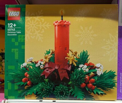 Caja de construcci&oacute;n de Lego con decoraci&oacute;n para una mesa de Navidad, con una vela, bayas y hojas de plantas de pl&aacute;stico en jugueter&iacute;a Toy Planet de Madrid, Espa&ntilde;a, 6 de junio de 2026