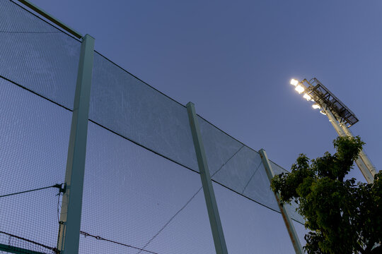 部活動やスポーツ環境をイメージする野球場のネット