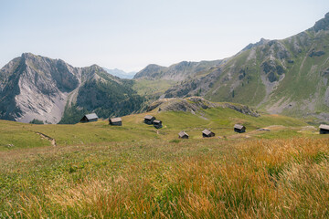Naklejka premium Alpage de montagne avec chalets dispersés dans les Alpes françaises