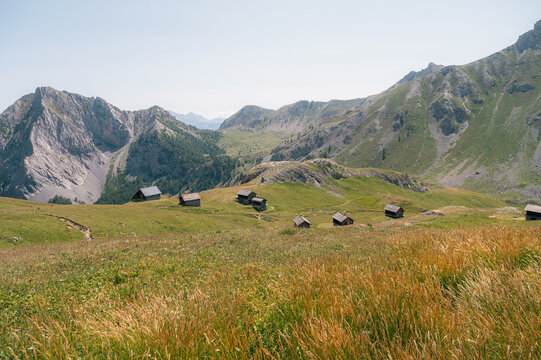 Alpage de montagne avec chalets dispers&eacute;s dans les Alpes fran&ccedil;aises