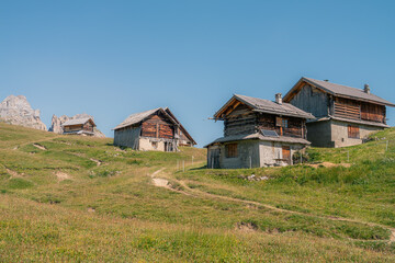 Hameau de chalets d'alpage en bois dans les Alpes du Queyras © Maxime