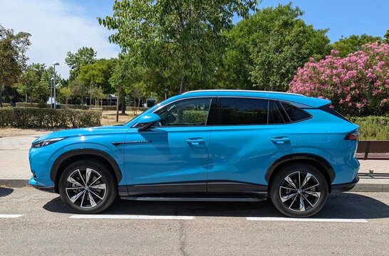 Vista lateral de un autom&oacute;vil SUV crossover compacto MG HS aparcado en una calle de Madrid, Espa&ntilde;a, 6 de junio de 2026
