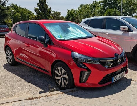 Vista en perspectiva de un autom&oacute;vil hatchback Mitsubishi Colt aparcado en una calle de Madrid, Espa&ntilde;a, 6 de junio de 2026