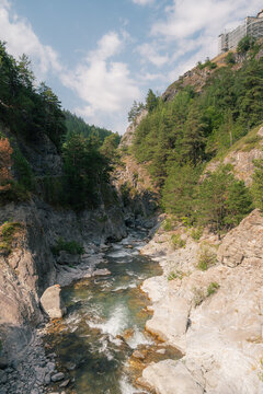 Gorges rocheuses avec rivi&egrave;re torrentueuse dans le Queyras