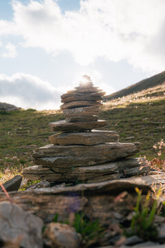 Cairn de pierres au sommet d'une montagne au coucher du soleil