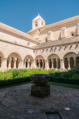 Obraz premium Cloître de l'abbaye de Sénanque avec fontaine en pierre, Provence