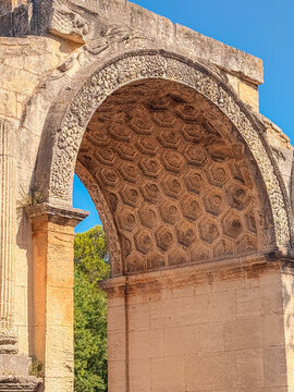 Arc romain sculpt&eacute; aux caissons hexagonaux, Glanum, Provence