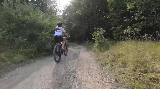 Donna bici MTB nella foresta e al lago Calamone