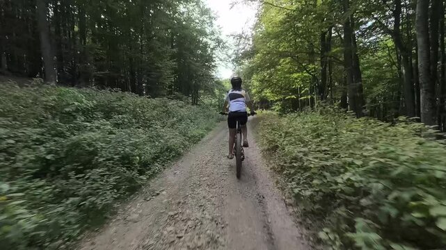 Donna bici MTB nella foresta e al lago Calamone
