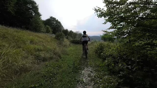 Donna bici MTB nella foresta e al lago Calamone