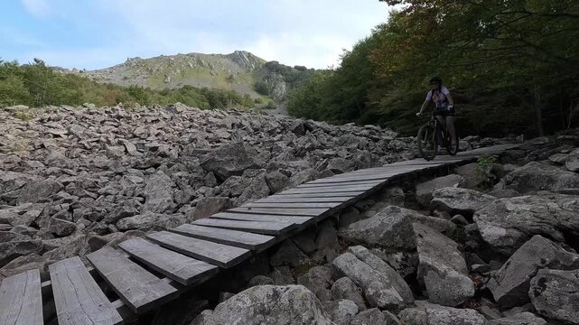Donna bici MTB nella foresta e al lago Calamone