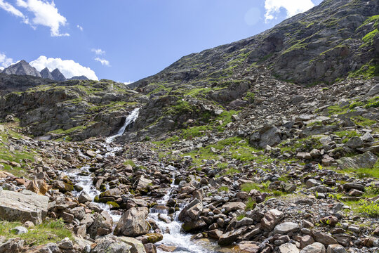 Beeindruckende Berglandschaft mit gr&uuml;nen H&auml;ngen und schroffen Gipfeln