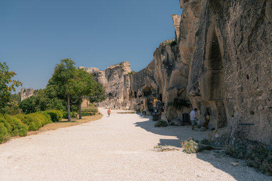 Sentier des Baux-de-Provence entre falaise troglodytique et ruines