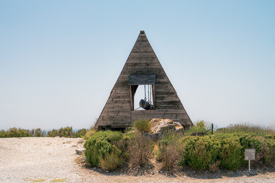 Cabane en bois en forme de pyramide aux Baux-de-Provence