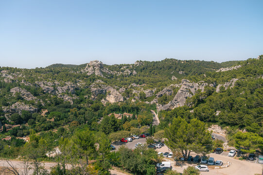 Vue a&eacute;rienne du paysage rocheux des Baux-de-Provence et son parking