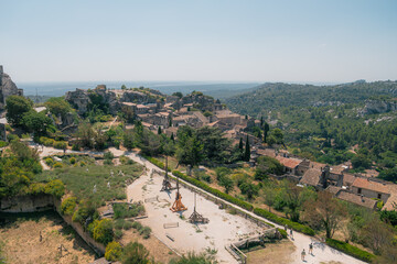 Fototapeta premium Vue aérienne du village des Baux-de-Provence et ses catapultes médiévales