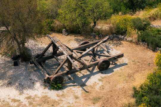 Catapulte m&eacute;di&eacute;vale en bois, vue a&eacute;rienne, Les Baux-de-Provence