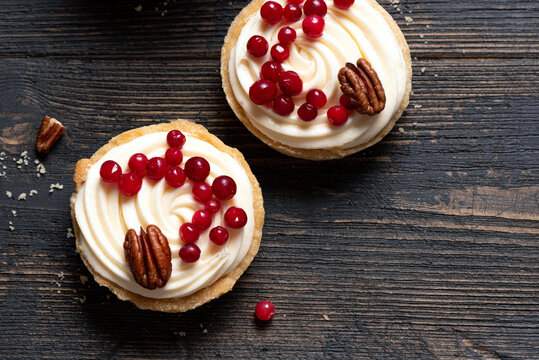Mini tartlets with mascarpone, cranberry and pecan nuts