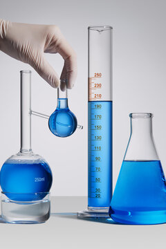 Mixing liquids in lab glassware