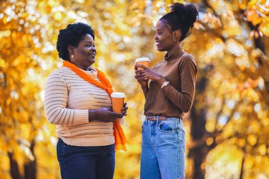  Enjoying hot drinks during an autumn stroll