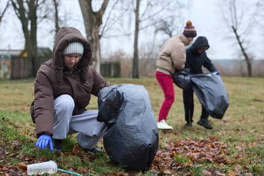 Volunteers participate in waste collection and demonstrate a careful attitude towards the environment. The family takes part in cleaning up the city area.