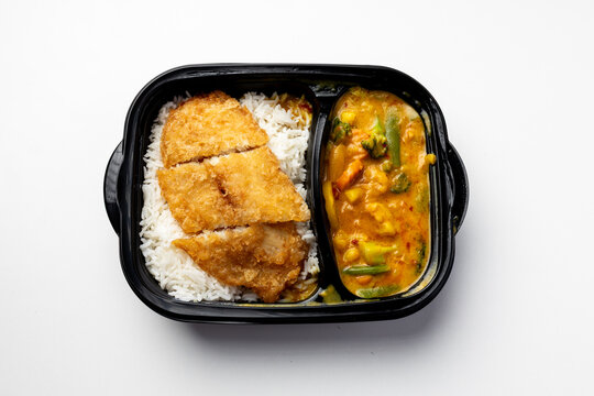 Reis, Sauce und panierter Fisch&nbsp;&ndash; Essen bestellen beim Lieferservice, Essen bestellen und nach Hause liefern lassen