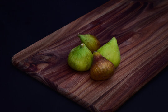 Figs on a wooden tray