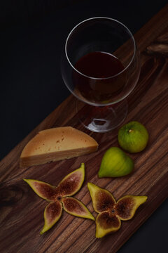 Figs and cheese with red wine