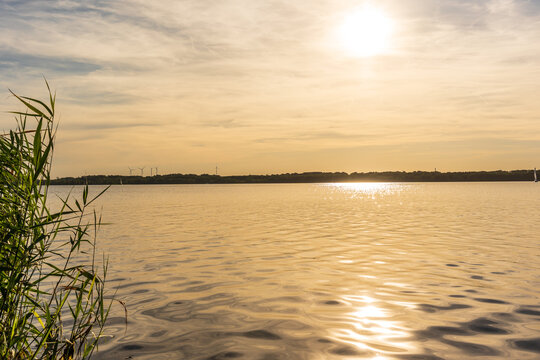 Ein wundersch&ouml;ner Sonnenuntergang am Cospudener See in Leipzig im Sommer