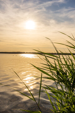Ein wundersch&ouml;ner Sonnenuntergang am Cospudener See in Leipzig im Sommer