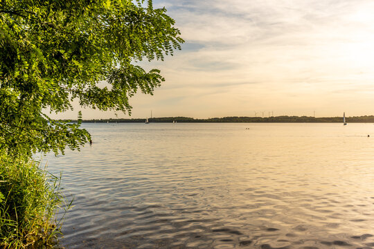 Ein wundersch&ouml;ner Sonnenuntergang am Cospudener See in Leipzig im Sommer