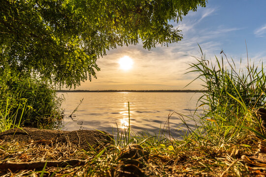 Ein wundersch&ouml;ner Sonnenuntergang am Cospudener See in Leipzig im Sommer