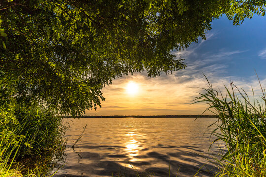 Ein wundersch&ouml;ner Sonnenuntergang am Cospudener See in Leipzig im Sommer