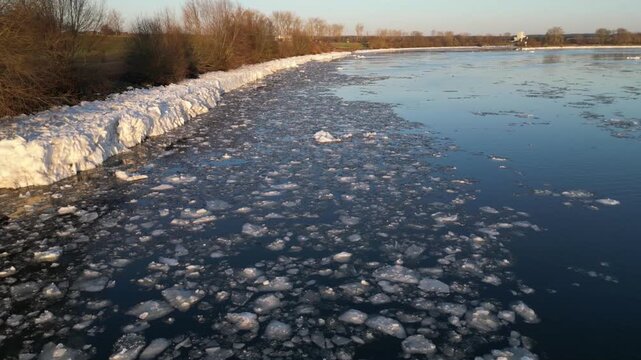 Die vereiste Elbe bei Geesthacht vor Hamburg