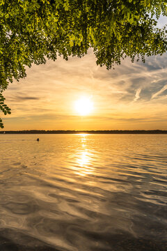 Ein wundersch&ouml;ner romantischer Sonnenuntergang am Cospudener See in Leipzig im Sommer