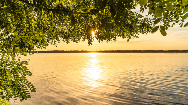 Ein wundersch&ouml;ner romantischer Sonnenuntergang am Cospudener See in Leipzig im Sommer
