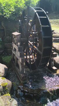 水車が回る（old mill wheel）