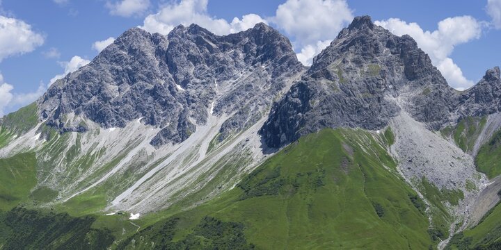 A sweeping mountain panorama from the &Auml;lpelesattel at 1, 780 m, stretching towards the striking peaks of the Gro&szlig;er Wilder (2, 379 m), and the Kleiner Wilder (2, 306 m), here, the Alps reveal themselves in all their diversity, with rugged rock faces, green cirques and vast skies &ndash; the Allg&auml;u Alps, Allg&auml;u, Bavaria, Germany