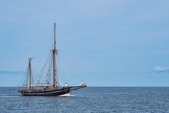 A sailing ship on the Baltic Sea at the entrance to the port of Warnem&uuml;nde/Rostock.