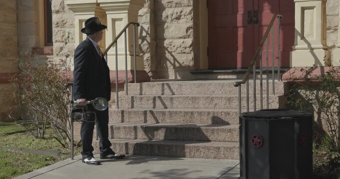 1940s reporter walking up to the courthouse