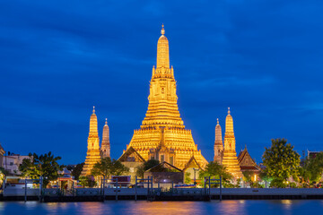 Naklejka premium Famous Bangkok Temple from Riverfront at Twilight