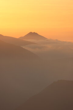 Sunset sur la Vall&eacute;e d'Ossau, vue du col de l'Aubisque, massif des Pyr&eacute;n&eacute;es (Nouvelle-Aquitaine, Pyr&eacute;n&eacute;es-Atlantiques, France)