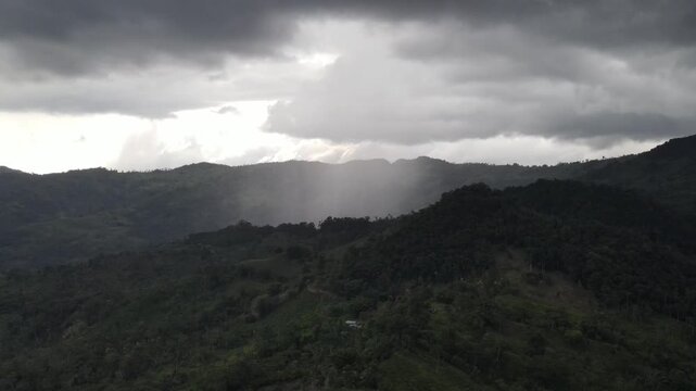 lluvia entre monta&ntilde;as verdes
