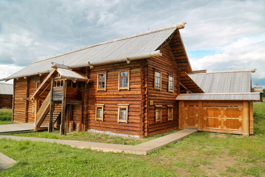 An old wooden manor house in Khokhlovka on a clear sunny day. Sights of Russia, World tourism.